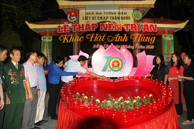 ໄຕ້ທຽນ​ເພື່ອ​ສະ​ແດງ​ຄວາມ​ຮູ້​ບຸນ​ຄຸນຕໍ່​​ນັກ​ຮົບທີ່​ເສຍ​ສະຫຼະ​ຊີ​ວິດເພື່ອ​ຊາດ, ຊາວ​ໜຸ່ມ​ຕະ​ລຸມ​ບອນ ຢູ່​ເຂດ​ສາມ​ແຍກ​ດົ່ງ​ລົກ