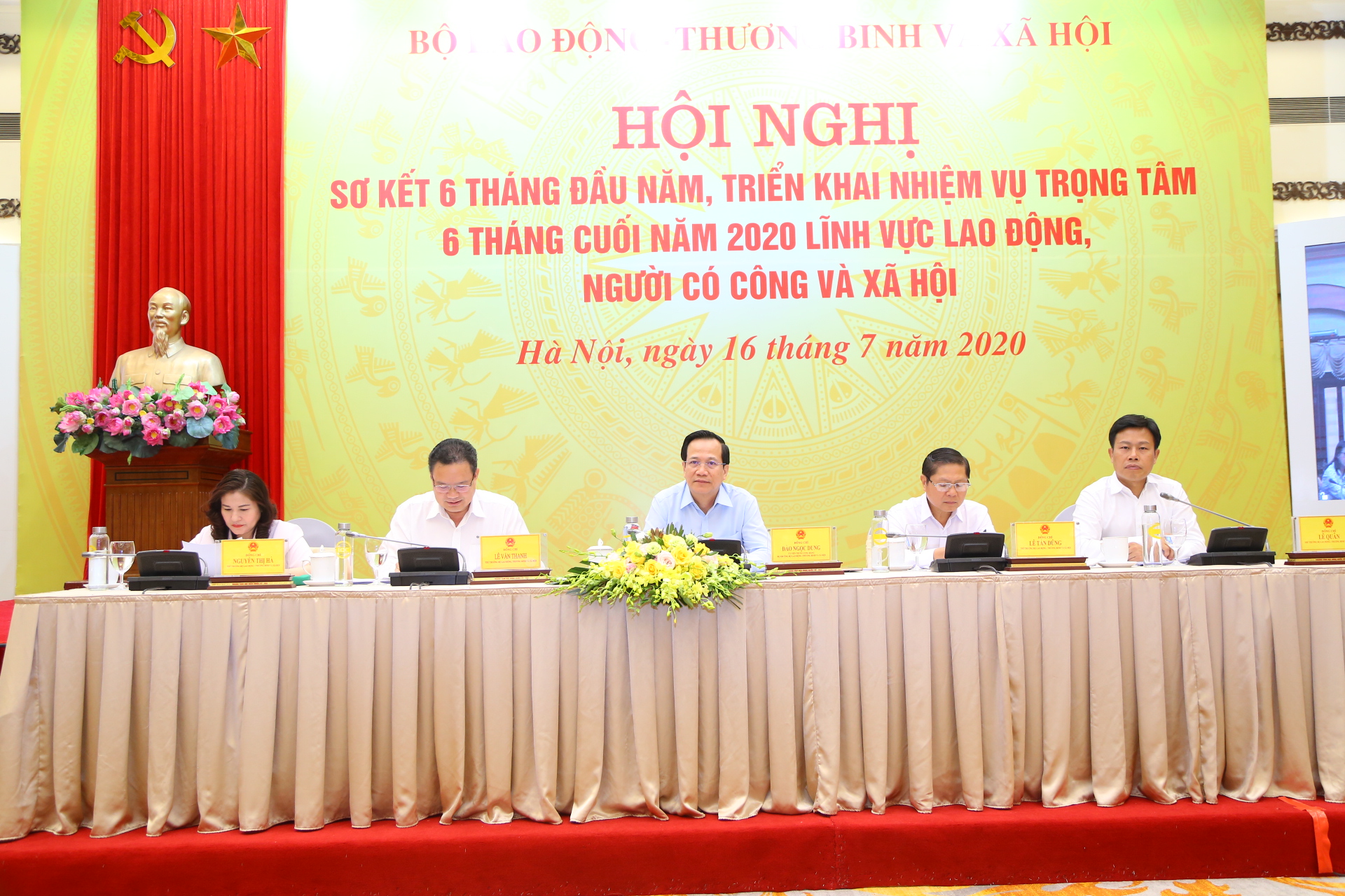 ມາ​ນະ​ພະ​ຍາ​ຍາມ​ໃຫ້​ຫຼາຍ​ທີ່ສຸດ​ເພື່ອ​ຮັກ​ສາ​ຕະຫຼາດ​ແຮງ​ງານ