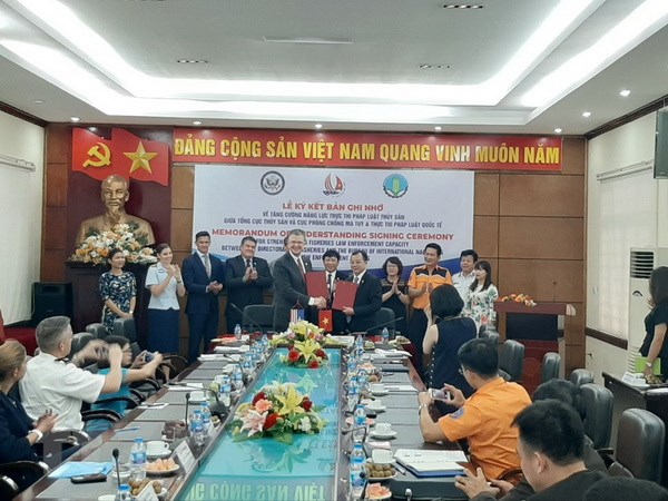 ຫວຽດ​ນາມ - ອາ​ເມ​ລິ​ກາ​ ລົງ​ນາມ ​ບົດ​ບັນ​ທຶກ​ຊ່ວຍ​ຈຳ​ກ່ຽວ​ກັບ​ການ​ເພີ່ມ​ທະ​ວີ​ກຳ​ລັງ​ຄວາມ​ສາ​ມາດ​ໃນ​ການ​ປະ​ຕິ​ບັດ​ກົດ​ໝາຍ​ວ່າ​ດ້ວຍ​ສິນ​ໃນ​ນ້ຳ