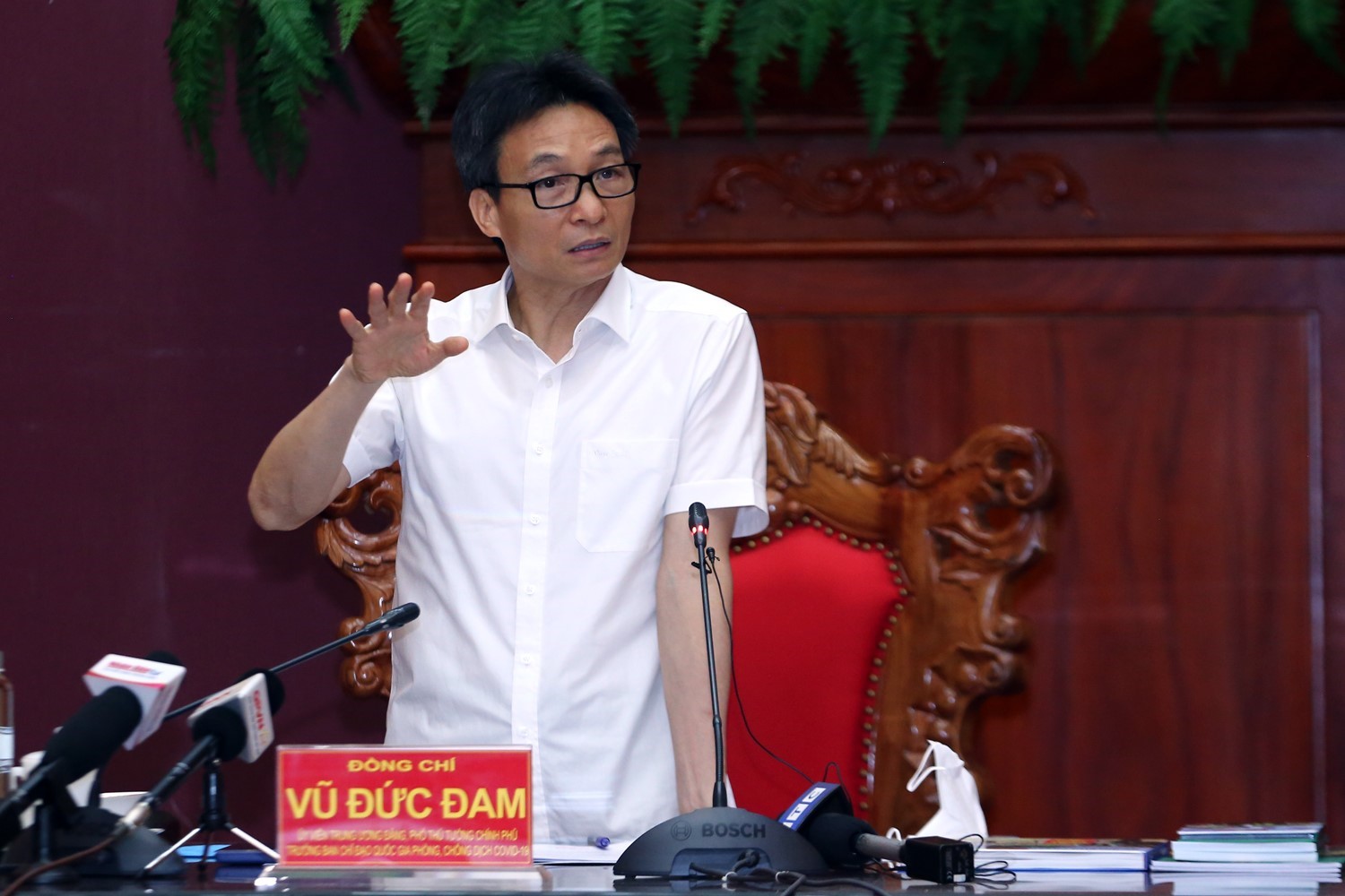 ຄັດ​ກອງ​ພະ​ນັກ​ງານ​ຜ່ານ​ໄລ​ຍະ​ເກີດ​ໂລກ​ລະ​ບາດ​ໂຄວິດ 19