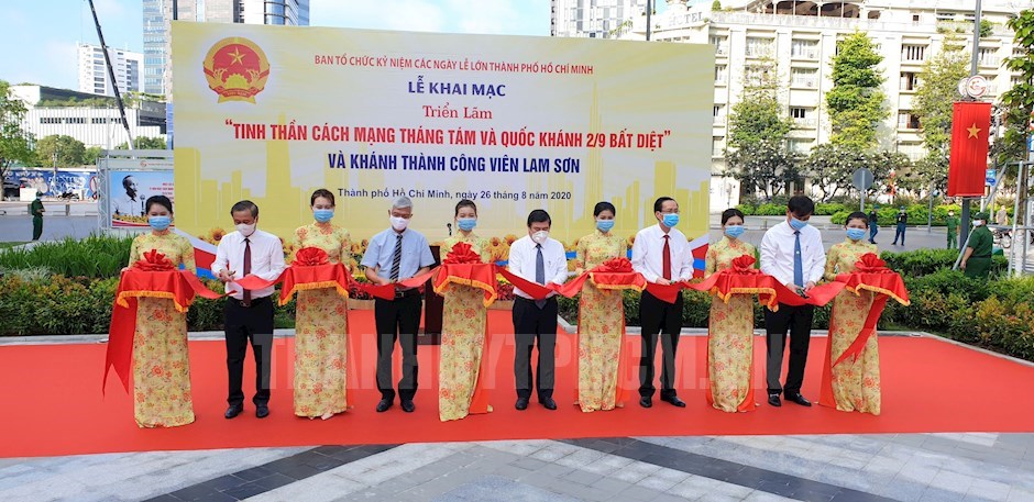 ງານ​ວາ​ງ​ສະ​ແດງ​ພາບ​ຖ່າຍ​ກ່ຽວ​ກັບ​ນ້ຳ​ໃຈ​ປະ​ຕິ​ວັດ​ເດືອນ​ສິງ​ຫາ ແລະ ວັນ​ຊາດ​ທີ 2 ກັນ​ຍາ ຢູ່​ນະ​ຄອນ​ໂຮ່​ຈີ​ມິນ