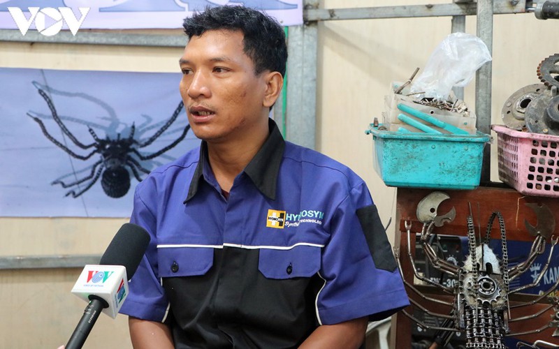 ບັນ​ດາ​ຜະ​ລິດ​ຕະ​ພັນ​ສິ​ລະ​ປະທີ່​​ເຮັດຈາກ​ເຫຼັກ​ເສດ​ຂອງ​ນາຍ​ຊ່າງ​ຊາວ​ກຳ​ປູ​ເຈຍ