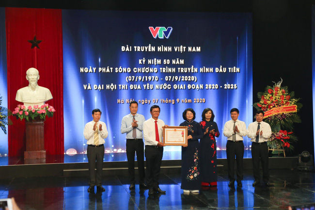 ພິ​ທີ​ສະ​ເຫຼີມ​ສະຫຼອງ 50 ປີ​ແຫ່ງວັນ​ອອກ​ອາ​ກາດ​ລາຍ​ການ​ໂທ​ລະ​ພາບ​ທຳ​ອິດ