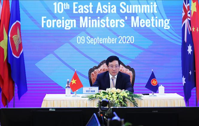 ກອງ​ປະ​ຊຸມ​ລັດ​ຖະ​ມົນ​ຕີ​ຂັ້ນ​ສູງ​ອາ​ຊີ​ຕາ​ເວ​ັນ​ອອກ: ຂີດ​ໝາຍ 15 ປີ​ແຫ່ງ​ການ​ຮ່ວມ​ມື ແລະ ກຳ​ນົດ​ທິດ​ໄລ​ຍະໃໝ່