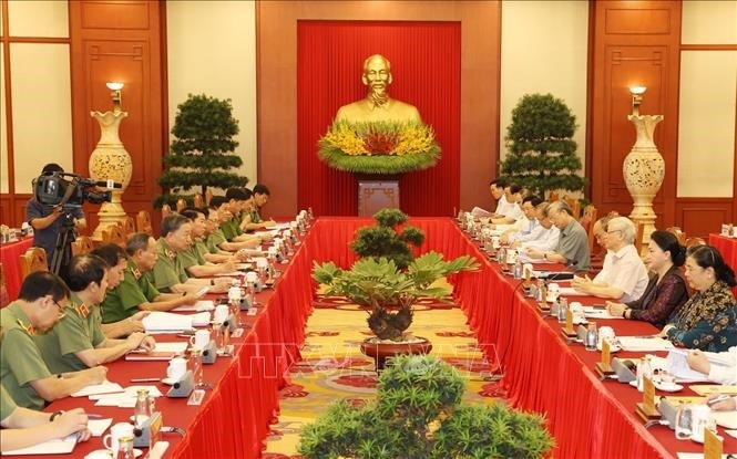 ກົມ​ການ​ເມືອງ​ເຮັດ​ວຽກ​ກັບ​ຄະ​ນ​ະ​ປະ​ຈຳ​ ຄະ​ນະ​ພັກ​ຕຳຫຼວດ​ສູນ​ກາງ​ກ່ຽວ​ກັບ​ການ​ກະ​ກຽມ​ກອງ​ປະ​ຊຸມ​ໃຫຍ່ ​ອົງຄະ​ນະ​ພັກ​ຕຳຫຼວດ​ສູນ​ກາງ​ຄັ້ງ​ທີ VII