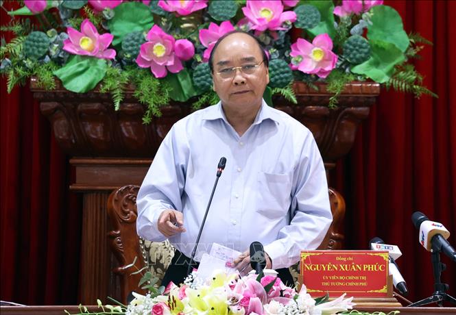 ທ່ານ​ນາ​ຍົກ​ລັດ​ຖະ​ມົນ​ຕີ​ ຫງວຽນ​ຊວັ​ນ​ຟຸກ ລົງ​ກວດ​ກາ​ວຽກ​ງານ​ຜັນ​ຂະ​ຫຍາຍ​ມາດ​ຕະ​ການ​ປ້ອງ​ກັນ ແລະ ຕ້ານ​ໄພ​ແຫ້ງ​ແລ້ງ ແລະ ນ້ຳ​ທະ​ເລ​ຊຶມ ຢູ່​ແຂວງ​ຕຽນ​ຢາງ