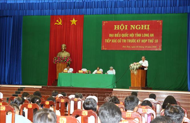 ຮອງ​ນາ​ຍົກ​ລັດ​ຖະ​ມົນ​ຕີ​ຜູ້​ປະ​ຈຳ​ການ​ລັດ​ຖະ​ບານ​ຫວຽດ​ນາມ ເຈືອງຮ​ວ່າ​ບິ່ງ ລົງ​ພົບ​ປະ​ກັບ​ຜູ້​ມີ​ສິດ​ເລືອກ​ຕັ້ງ​​ຢູ່ແຂວງ ລອງ​ອານ