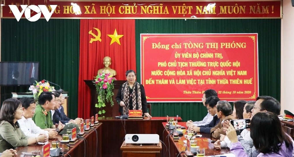 ທ່ານ​ນາງ​ຮອງ​ປະ​ທານ​ຜູ້​ປະ​ຈຳ​ການ​ສະ​ພາ​ແຫ່ງ​ຊາດ ຕ່ອງ​ທິ​ຟ໊ອງ ຢ້ຽມ​ຢາມ ແລະ ມອບ​ຂອງ​ຂວັນໃຫ້​ແກ່ ປະ​ຊາ​ຊົນ​ເຂດ​ນ້ຳ​ຖ້ວມ ເທື່ອ​ທຽນ - ເຫ້ວ