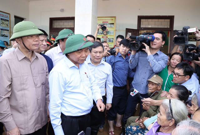 ທ່ານ​ນາ​ຍົກ​ລັດ​ຖະ​ມົນ​ຕີ​ ຫງວຽນ​ຊວັນ​ຟຸກ ຮ​ຽກ​ຮ້ອ​ຕ້ອງ​ຊ່ວຍ​ເຫຼືອ​ປະ​ຊາ​ຊົນ​ເຂດ​ພ​າກ​ກາງ ດ້ວຍ​ຄ​ວາມ​ຮັ​ບ​ຜິດ​ຊອບ​ສູງ​ສຸດ