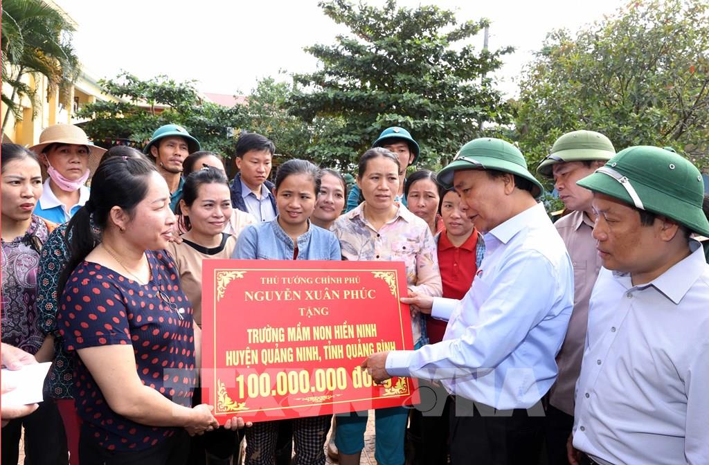 ນາ​ຍົກ​ລັດ​ຖະ​ມົນ​ຕ​ີ ຕົກ​ລົງສະ​ໜອງ​ເງິນໃນ​ເບື້ອງ​ຕົ້ນ​ເປັນ​ຈຳ​ນວນ 500 ຕື້​ດົງ​ເພື່ອ​ໜູນ​ຊ່ວຍ​ດ່ວນໃຫ້​ແກ່​ບັນ​ດາ​ແຂວງ​ຢູ່​ພາກ​ກາງ​