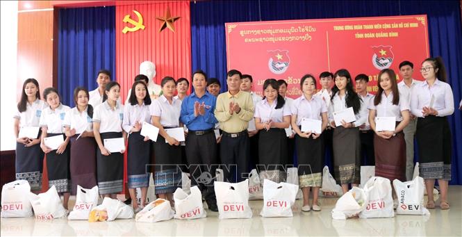 ມອບຂອງຂວັນ 100 ພູດ ໃຫ້ແກ່ນັກສຶກສາລາວ ທີ່ມີສະພາບຫຍຸ້ງຍາກ ພວມຮ່ຳຮຽນຢູ່ທ້ອງຖິ່ນ