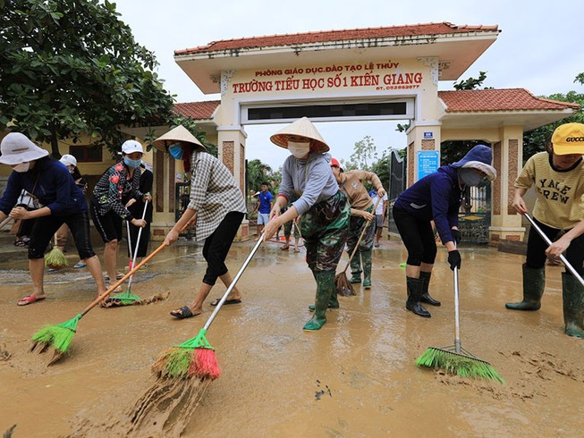 ບັນ​ດາ​ແຂວງ​ພາກ​ກາງ​ຫວຽດ​ນາມ ທັງ​ແກ້​ໄຂ​ຜົນ​ຮ້າຍ​ຢ້ອນຫຼັງ​ຈາກ​ຝ​ົນ​ຕົກ​ນ້ຳ​ຖ້ວມ ທັງ​​ຕ້ານ​ພາ​ຍຸ Molave