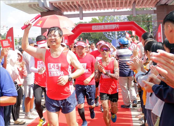 ສິ້ນ​ສຸດ​ການ​ແລ່ນ​ຕໍ່​ໄມ້ “ກ້າວ​ເດີນ​ພ້ອມ​ກັບ ຫວຽດ​ນາມ” ທີ່​ມີ​ຄວາມ​ຍາວ 2020 km