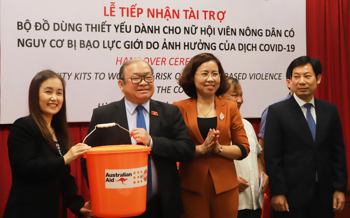 UNFPA ໜູນ​ຊ່ວຍຊຸດປ້ອງ​ກັນ​ໄພ​ສຸກ​ເສີນ ໃຫ້​ແກ່​ແມ່​ຍິ່ງ​ທີ່​ມີ​ຄວາມ​ສ່ຽງ​ຖືກ​ໃຊ້​ຄວາມ​ຮຸນ​ແຮງ