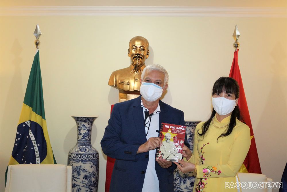 ພັກ​ກຳ​ມະ​ກອນ ບ​ຣາ​ຊິນ​ປາດ​ຖະ​ໜາ​ຢາກ​ເພີ່ມ​ທະ​ວີ​ການ​ພົວ​ພັນ​ມິດ​ຕະ​ພາບ ກັບ ພັກ ແລະ ປະ​ຊາ​ຊົນ ຫວຽດ​ນາມ