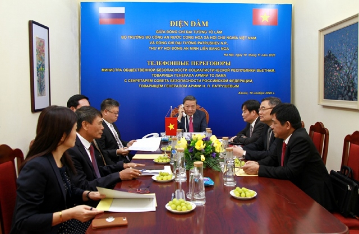 ລັດ​ຖະ​ມົນ​ຕີ​ກະ​ຊວງ​ຕຳຫຼວດ​ຫວຽດ​ນາມ ໂອ້​ລົມ​ທາງ​ໂທ​ລະ​ສັບ​ກັບ ເລ​ຂາ​ສະ​ພາຄວາມໝັ້ນ​ຄົງ​ ສ​ະ​ຫະ​ພັນ ລັດ​ເຊຍ