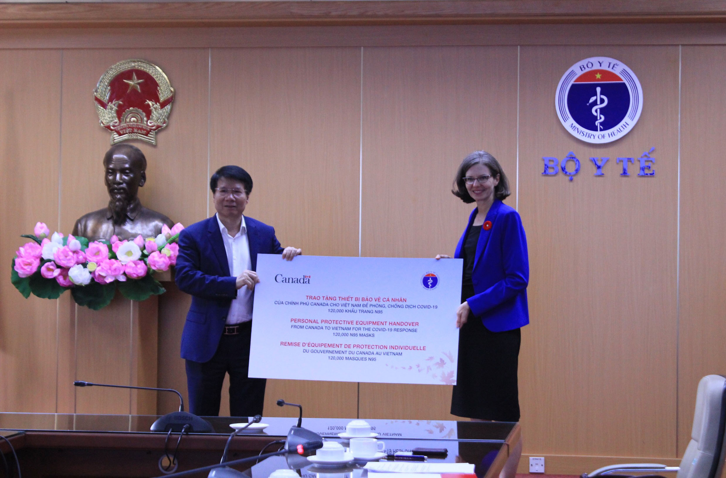 ກາ​ນາ​ດາ ມອບ​ອຸ​ປະ​ກອນ​ການ​ແພດປ້ອງ​ກັນ, ສະ​ກັດ​ກັ້ນ​ໂລກ​ລະ​ບາດ ໂຄວິດ - 19 ​ໃຫ້​ແກ່​ກະ​ຊວງສາ​ທາ​ລະ​ນະ​ສຸກ ຫວຽດ​ນາມ