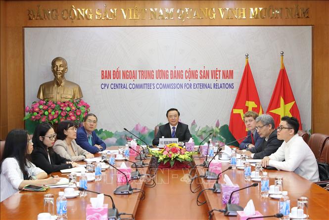 ການ​ໂອ້​ລົມ​ສົນ​ທະ​ນາ​ແລກ​ປ່ຽນທາງ​ອອນ​ລາ​ຍ ລະ​ຫວ່າງ ພັກ​ກອມ​ມູ​ນິດ​ຫວຽດ​ນາມ ແລະ ພັກ​ປະ​ຊາ​ທິ​ປະ​ໄຕສັງ​ຄົມ ເຢຍ​ລະ​ມັນ