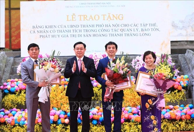 ພິ​ທີ​ສະ​ເຫຼີມ​ສະຫຼອງ 10 ປີ​ແຫ່ງວັນ​ກຳ​ແພງ​ທັງ​ລອງ​ໄດ້ ຮັບ​ຮອງ​ເອົາ​ແມ່ນ ມໍລະດົກວັດທະນະທຳຂອງໂລກຈາກ UNESCO