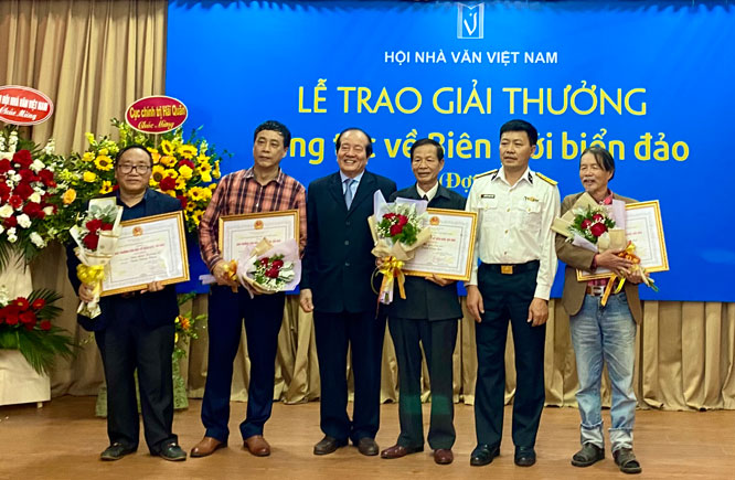 ເຊີດ​ຊູ ແລະ ມອບ​ລາງວັນ​ປະ​ດິ​ດ​ຄ​ິດ​ສ້າງ​ກ່ຽວ​ກັບ​ຊາຍ​ແດນ, ທະ​ເລ​ໝູ່​ເກາະ