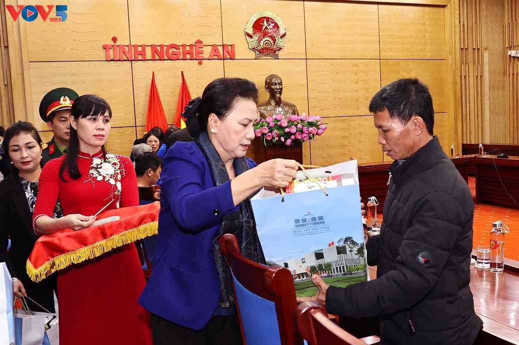 ​ປະ​ທານ​ສະ​ພາ​ແຫ່ງ​ຊາດ ​ລົງ​ຢ້ຽມ​ຢາມ, ລະ​ດົມ​ກຳ​ລັງ​ໃຈ​ບັນ​ດາ​ຄ​ອບ​ຄົວນັບ​ຮົບ​ທີ່​ເສຍ​ສະຫຼະ​ຊ​ີ​ວິດ​ໃນ​ເຫດ​ພາ​ຍຸ​ນ້ຳ​ຖ້ວມ ຢູ່​ເຂດ​ພາກ​ກາງ