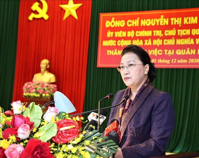 ປະ​ທານ​ສະ​ພາ​ແຫ່ງ​ຊາດຫວຽດ​ນາມ ຫງວຽນ​ທິ​ກິມ​ເງິນ ຢ້ຽມ​ຢາມ ແລະ ເຮັດ​ວຽກ​ກັບ​ທະ​ຫານ​ເຂດ 4