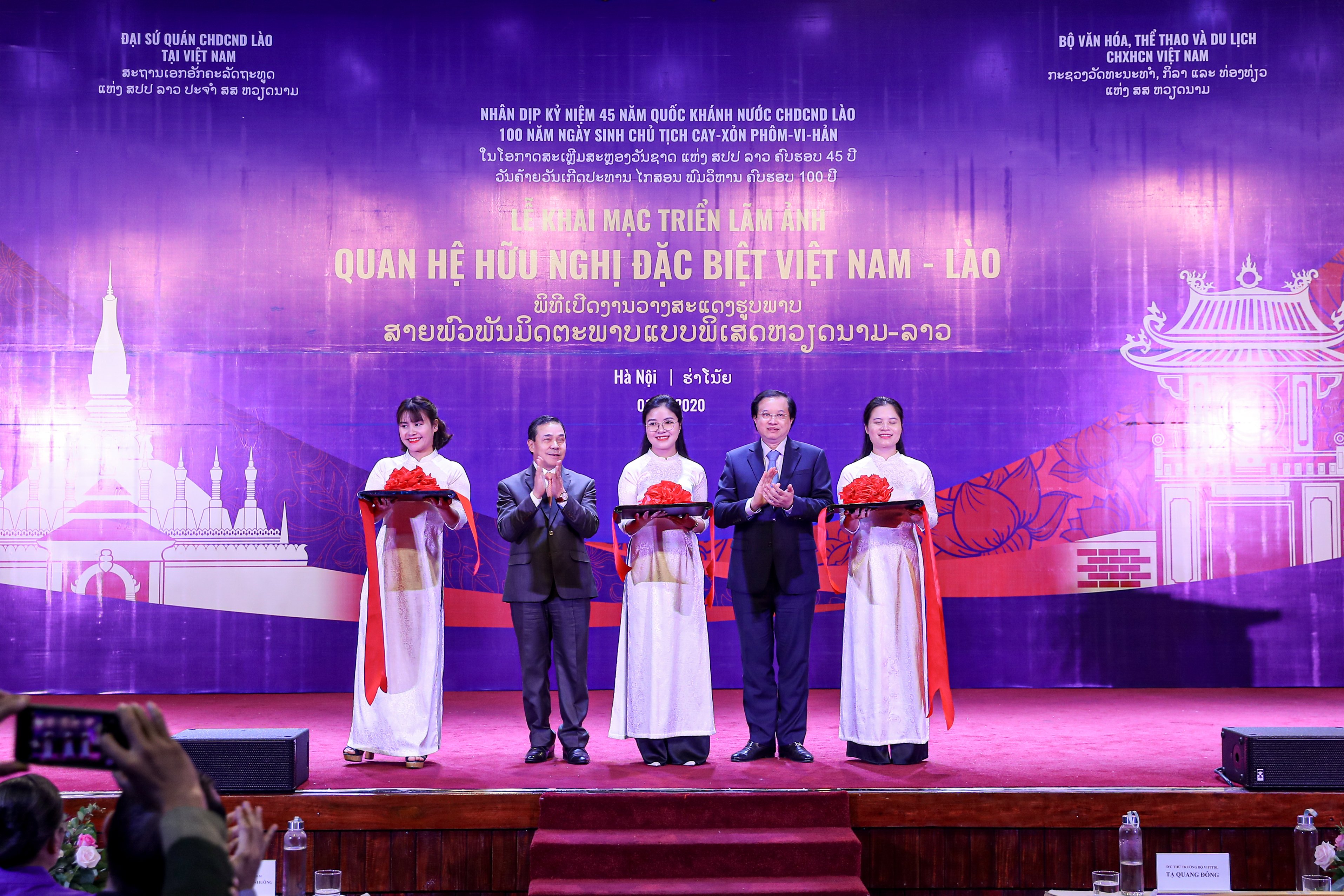 ງາ​ນ​ວາງ​ສະ​ແດງ​ຮູບ​ຖ່າຍ “ການ​ພ​ົວ​ພັນ​ມິດ​ຕະ​ພາບ​ແບບ​ພິ​ເສດ ຫວຽດ​ນາມ - ລາວ”