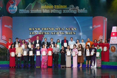 ຮ່ວມ​ເດີນ​ທາງ​ກັບ​ນັກ​ຮຽນ​ເຂດ​ພູ​ສູງ