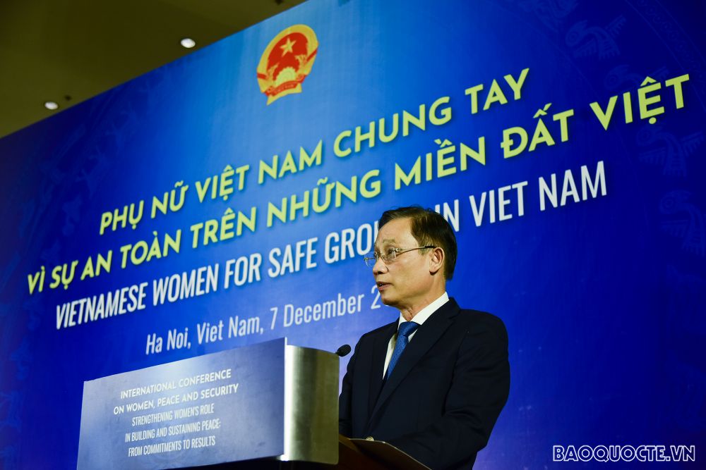 ງານ​ວາ​ງ​ສະ​ແດງ​ພາບ​ຖ່າຍ “ແມ່​ຍິງ ຫວຽດ​ນາມ ຮ່ວມ​ແຮງ​ຮ່ວມ​ໃຈ​ເພື່ອ​ຄວາມ​ປອດ​ໄພ​​ບົນ​ດິນ​ແດນ ຫວຽດ​ນາມ”