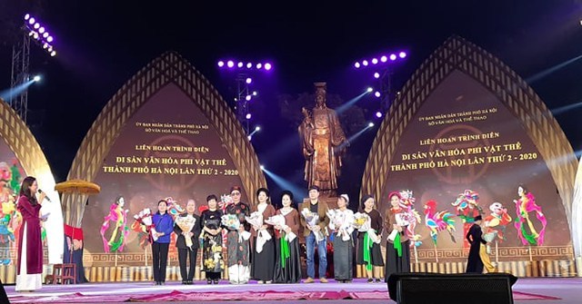 ງານ​ມະ​ໂຫລານ​ສະ​ແດງ​ມໍ​ລະ​ດົກ​ວັດ​ທະ​ນະ​ທຳ​ບໍ່​ເປັນ​ວັດ​ຖຸ ນະ​ຄອນ ຮ່າ​ໂນ້ຍ
