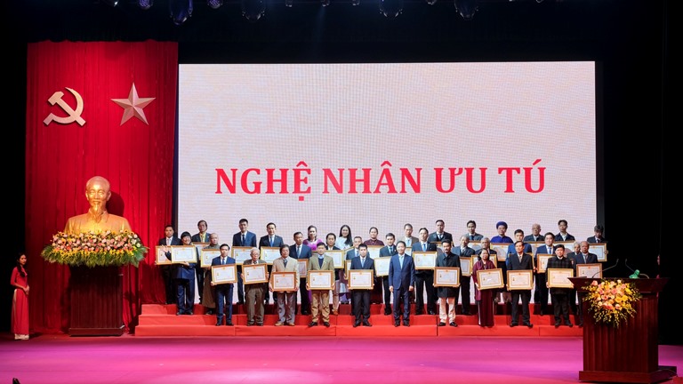 ມອບ​ - ຮັບນາມ​ມະ​ຍົດ “​​ນັກສິ​ລະ​ປະ​ການ​ປະ​ຊາ​ຊົນ”, “ນັກສິ​ລະ​ປະ​ການ​ດີ​ເດັ່ນ” ໃນ​ຂົງ​ເຂດ​ສິ​ລະ​ປະຫັດ​ຖະ​ກຳ