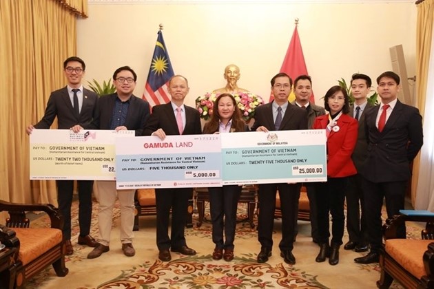 ສະ​ຖາ​ນ​ທູດ ມາ​ເລ​ເຊຍ ສະ​ໜັບ​ສະ​ໜູນ​ ປະ​ຊາ​ຊົນ​ເຂດພາກ​ກາງ​ຫວຽດ​ນາມທີ່ໄດ້​ຮັບ​ຜົນ​ເສຍ​ຫາຍ​ຈາກ​ຝົນ​ຕົກ​ນ້ຳ​ຖ້ວມ