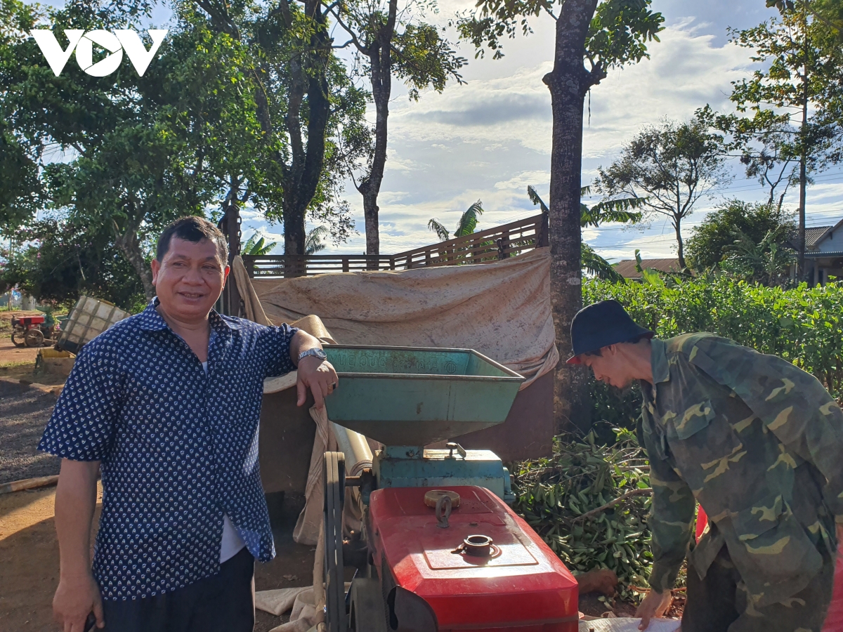 ບາດຫຼວງ ດ່ຽວຟີ ໄດ້ຮັບຄວາມຮັກແພງຈາກພໍ່ແມ່ພີ່ນ້ອງຊາວບ້ານ.