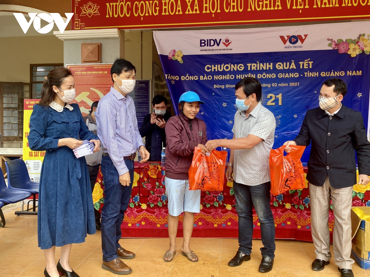 ບັນ​ດາ​ທ້ອ​ງຖິ່ນ, ຫົວ​ໜ່ວຍ​ເບິ່ງ​ແຍງ​​ບັນ​ດາ​ຄອ​ບ​ຄ​ົວ​ນະ​ໂຍ​ບາຍ, ພໍ່​ແມ່​ພີ່​ນ້ອງ​ຊົນ​ເຜົ່າ ແລະ ບັນ​ດາ​ຄອບ​ຄົວ​ທີ່​ປະ​ສົບ​ກັບ​ຄວາມ​ຫຍຸ້ງ​ຍາກໃນ​ໂອ​ກາດບຸນ​ເຕັດ
