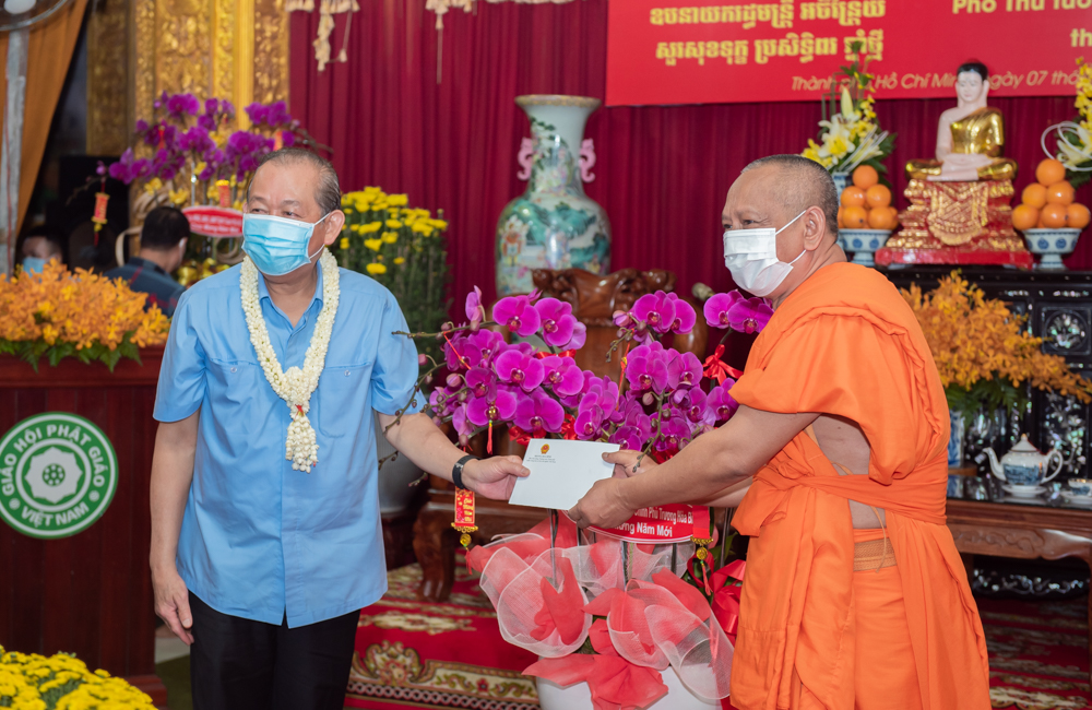 ​ຮອງ​ນາ​ຍົກ​ລັດ​ຖະ​ມົນ​ຕີ ເຈືອງຮ​ວ່າ​ບິ່ງ ອວຍ​ພອນ​ປີ​ໃໝ່ພໍ່​ແມ່​ພີ​ນ້ອງຊາວພຸດຂະ​ແມ ຢູ່​ນະ​ຄອນ ໂຮ່​ຈີ​ມິນ