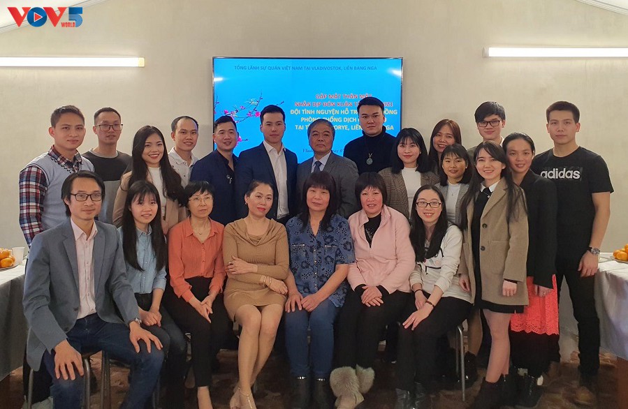 ສະ​ຖານກົງ​ສູນ​ໃຫຍ່ ຫວຽດ​ນາມ ປະ​ຈຳ Vladivostok ສະ​ແດງ​ຄວາມ​ຮູ້​ບຸນ​ຄຸ​ນ​ຕໍ່​ຜູ້​ປະ​ຕິ​ບັດ​ວຽກ​ງານ​ປ້ອງ​ກັນ, ສະ​ກັດ​ກັ້ນ​ໂລກ​ລະ​ບາດ​ໂຄວິດ - 19
