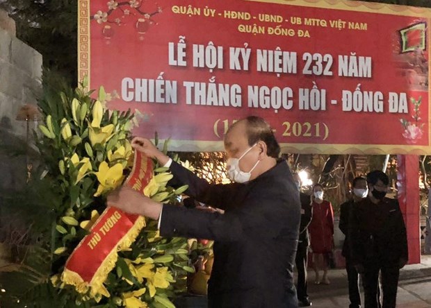 ນາ​ຍົກ​ລັດ​ຖະ​ມົນ​ຕີ ຫງວຽນ​ຊວັນ​ຟຸກ ຖະ​ຫວາຍ​ທູບ​ທຽນ​ຢູ່ ອະ​ນຸ​ສາ​ວະ​ລີ ກວາງ​ຈ​ູງ - ຫງວຽນ​ເຫວ້