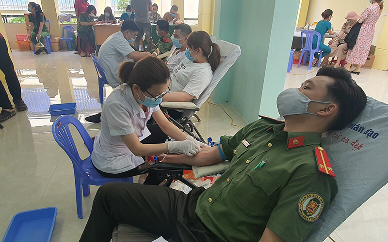 ດ່າ​ນັ້ງ, ວັນ​ບຸນ “ບໍ​ລິ​ຈາກ​ເລືອດ​ ເພື່ອ​ເພື່ອນຮ່ວມກົມກອງ​ທີ່​ຮັກ​ແພງ ”