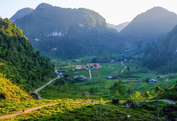 ສະ​ມາ​ຊິກ​ພັກ​ ນຳ​ໜ້າ​ໃນ​ການ​ນຳ​ມະ​ຕິ​ຂອງ​ພັກ​ເຂ​ົ້າ​ສູ່​ຊີ​ວິດ​ຕົວ​ຈິງ