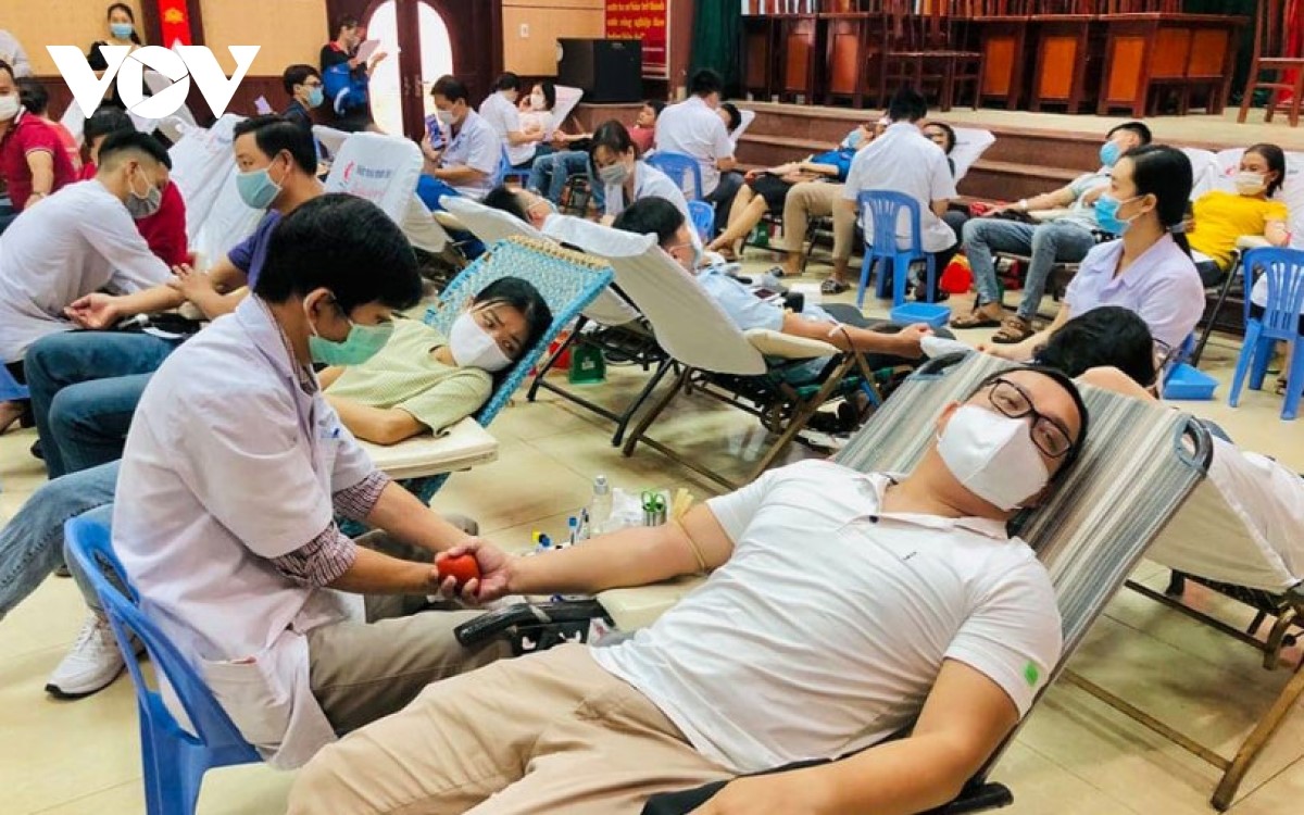ດ່າ​ນັ້ງ: ມີ​ປະ​ຊາ​ຊົນ​ເກືອບ 600 ຄົນ​ເຂົ້າ​ຮ່ວມ​ການ​ບໍ​ລິ​ຈາກ​ເລືອດ​ດ້ວຍ​ຄວາມ​ສະ​ໝັກ​ໃຈ