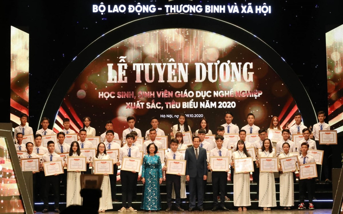 ຄັດ​ເລືອກ​ຍ້ອງ​ຍໍ​ຊົມ​ເຊີຍ ນັກ​ຮຽນ, ນັກ​ສຶກ​ສາ 150 ຄ​ົນ ທີ່​ດີ​ເດັ່ນ​ໃນ​ການ​ເຂົ້າ​ຮ່ວມ​ການວິຊາຊີບປີ 2021