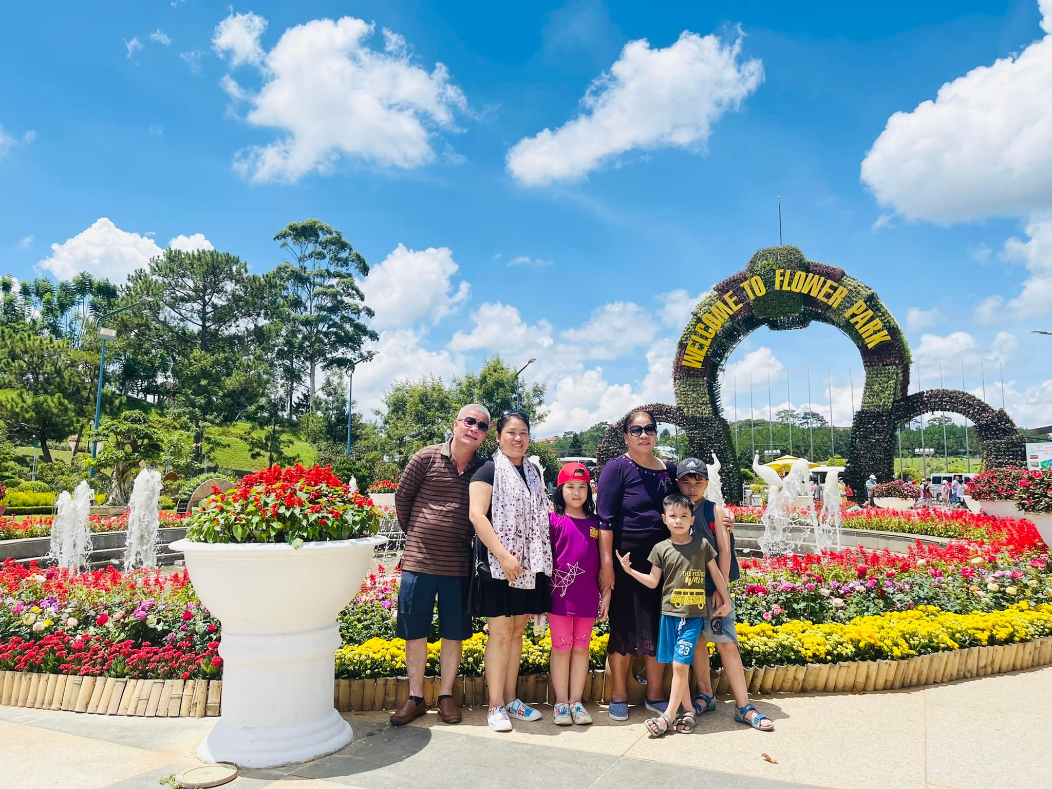 ບັນ​ດາ​ເລື່ອງ​ລາວທີ່​ເຕັມ​ໄປ​ດ້ວຍໄມ​ຕີ​ຈິດ ແລະ ຄວາມ​ຮັກ​ແພງ​ລະ​ຫວ່າງປະ​ຊາ​ຊົນ​ສອງ​ປະ​ເທດ ຫວຽດ​ນາມ​ - ລາວ