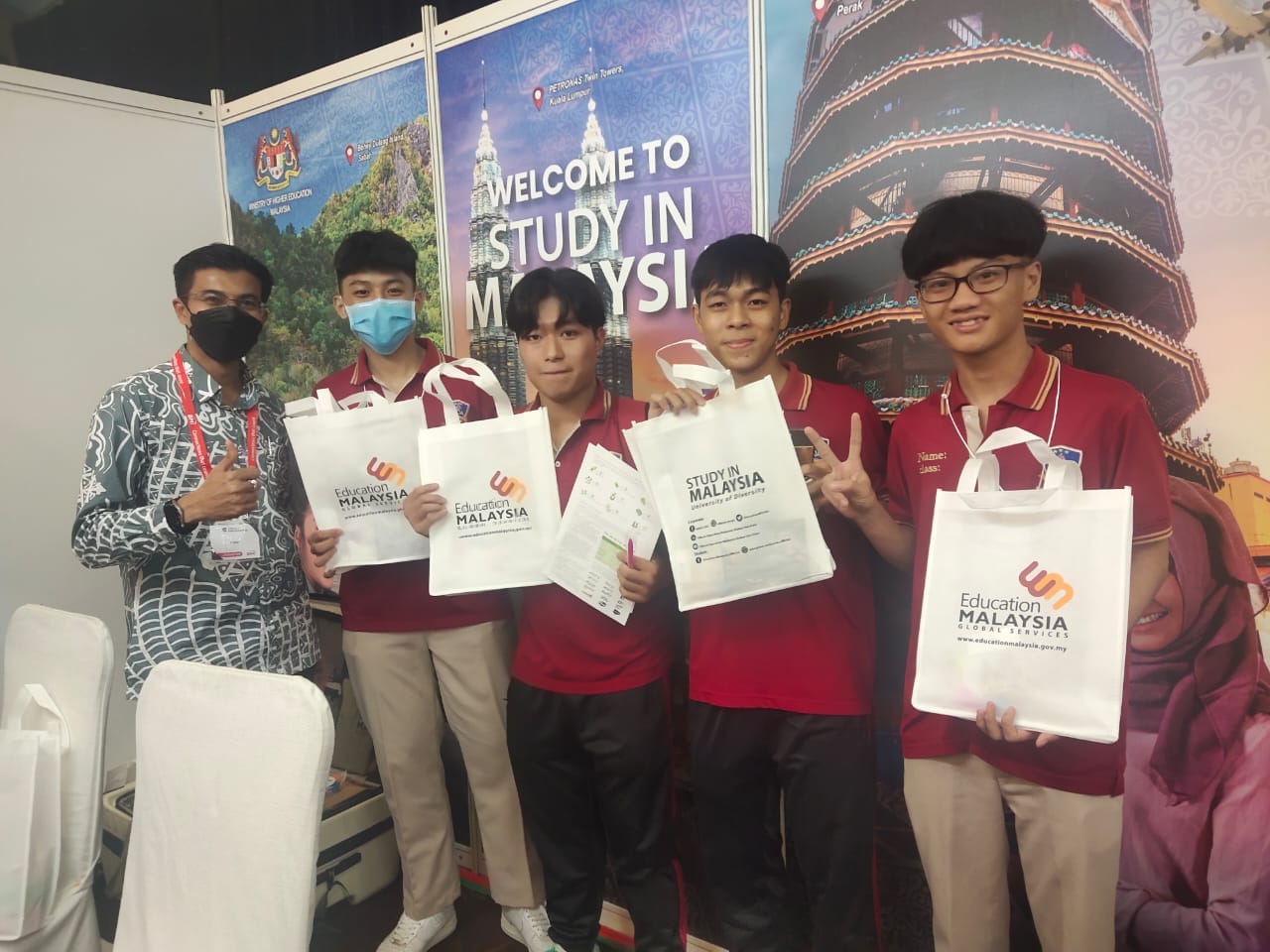 ອາ​ຊຽນ - ສະ​ຖານ​ທີ່ສຶກ​ສາ​ທີ່​ດູດ​ດື່​ມ​ສຳ​ລັບ​ໄວ​ໜຸ່ມ ຫວຽດ​ນາມ