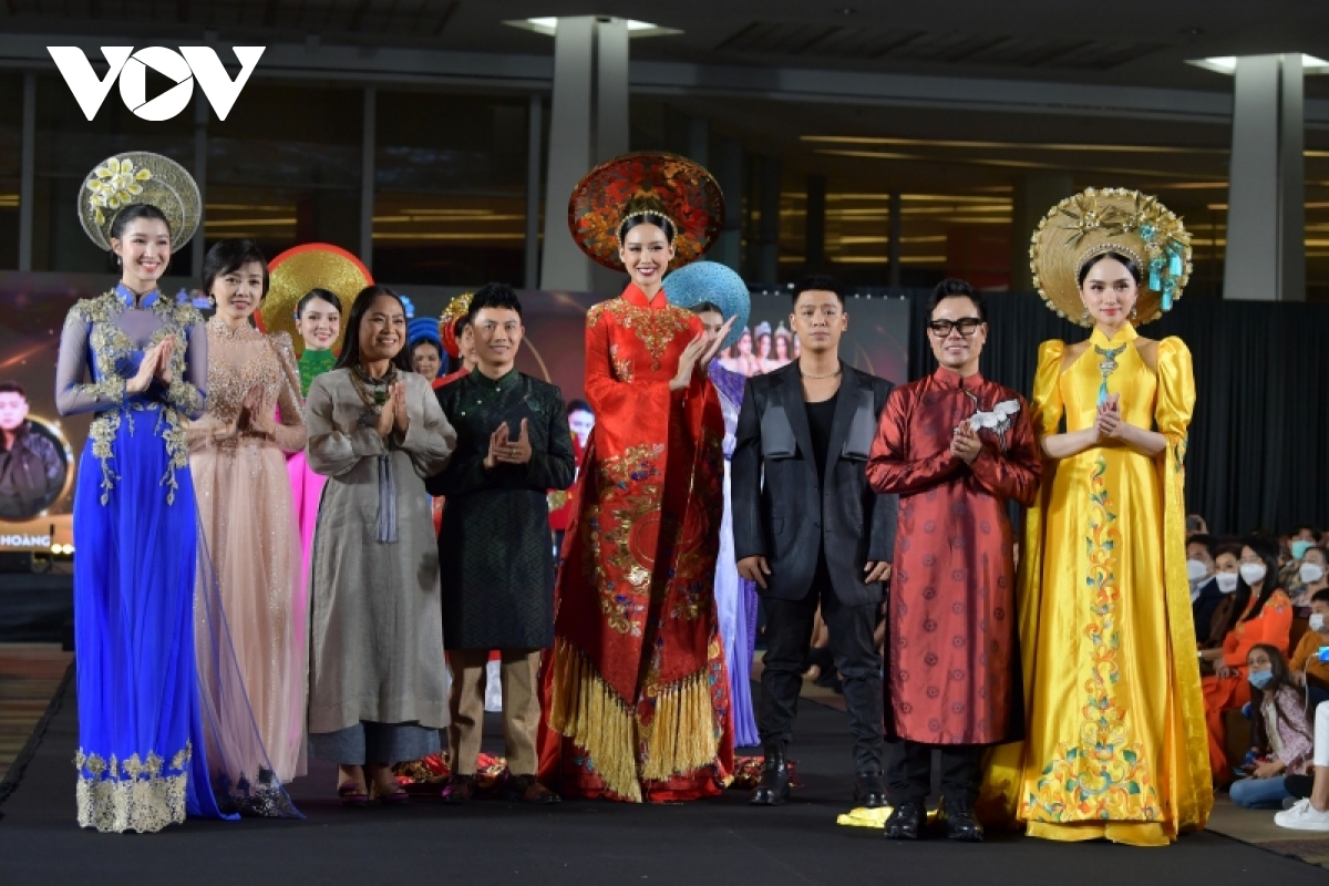 ໂຄ​ສະ​ນາ​​ຊຸດເສື້ອ​ຍາວ ຫວຽດ​ນາມ ຢູ່​ໄທ