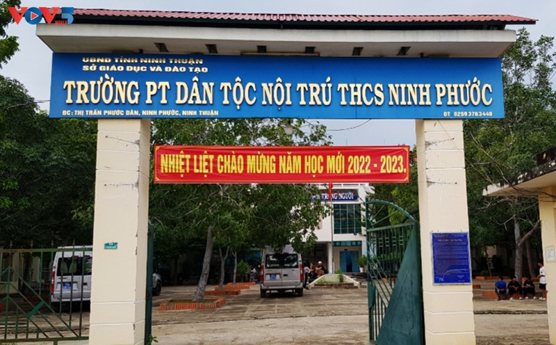 ໂຮງຮຽນມັດທະຍົມກິນນອນຊົນເຜົ່າຕອນຕົ້ນ ນິງເຟືອກເບິ່ງແຍງດູແລໃຫ້ນັກຮຽນຊົນເຜົ່າສ່ວນຫນ້ອຍ