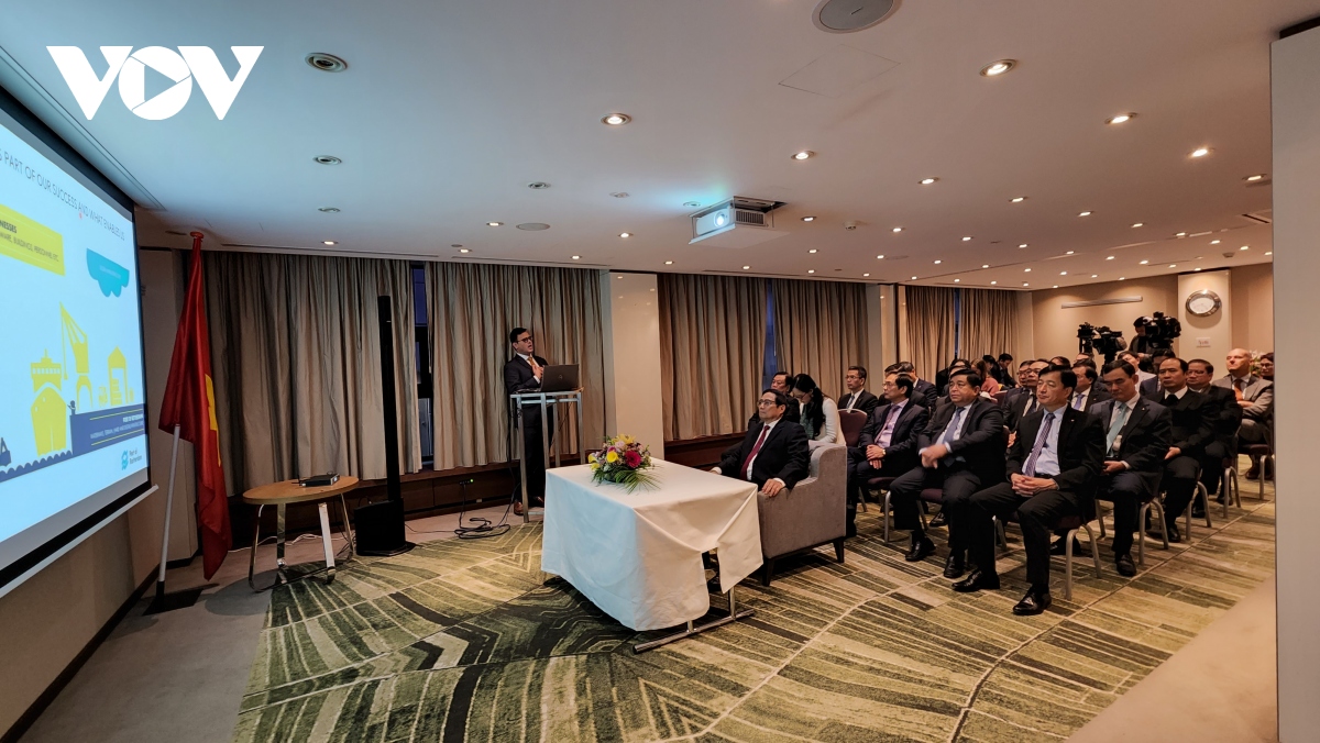 ທ່ານ​ນາ​ຍົກ​ລັດ​ຖະ​ມົນ​ຕີ ຫວຽດ​ນາມ ຟ້າມ​ມິງ​ຈິງ ຊອ​ກ​ຮຸ້​ກ່ຽວ​ກັບ​ຮູບ​ແບ​ບ​ຄຸ້ມ​ຄອງ, ພັດ​ທະ​ນາ​ທ່າ​ກ່ຳ​ປັ່ນ Rotterdam, ໂຮນ​ລັງ