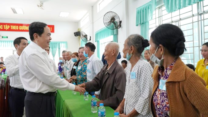 ການ​ນຳ​ພັກ, ລັດ ໄປ​ຢ້ຽມ​ຢາມ, ມອບ​ຂອ​ງ​ຂວັນ​ບຸນ​ເຕັດ​ຢູ່​ບັນ​ດາ​ທ້ອງ​ຖິ່ນ