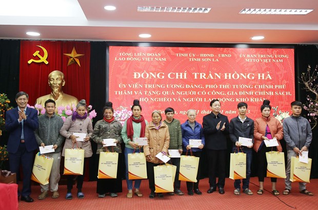 ເອົາ​ໃຈ​ໃສ່​ໜູນ​ຊ່ວຍ​ຄົນ​ທຸກ​ຍາກ, ຄອບ​ຄົວ​ເປົ້າ​ໝາຍ​ນະ​ໂຍ​ບາຍ, ກຳ​ມະ​ກອນ​ຜູ້​ອອກ​ແຮງ​ງານ​ທີ່​ປະ​ສົບ​ກັບ​ຄວາມ​ຫຍຸ້ງ​ຍາກ​ແມ່ນ​ແຜນ​ນະ​ໂຍ​ບາຍ​ໃຫຍ່​ຂອງ​ພັກ, ລັດ