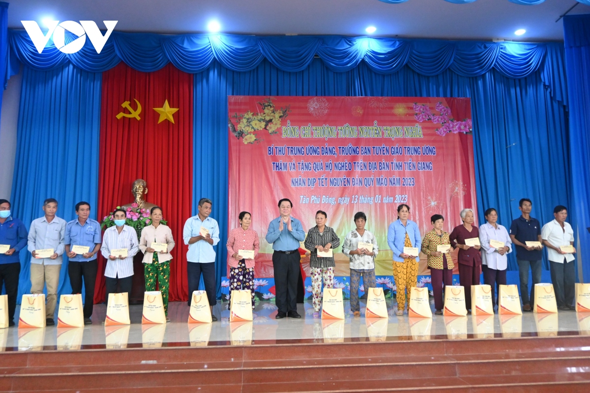 ການ​ນຳ​ພັກ, ລັດ ອວຍ​ພອນ​ບຸນ​ເຕັດ​ບັນ​ດາ​ທ້ອ​ງ​ຖິ່ນ