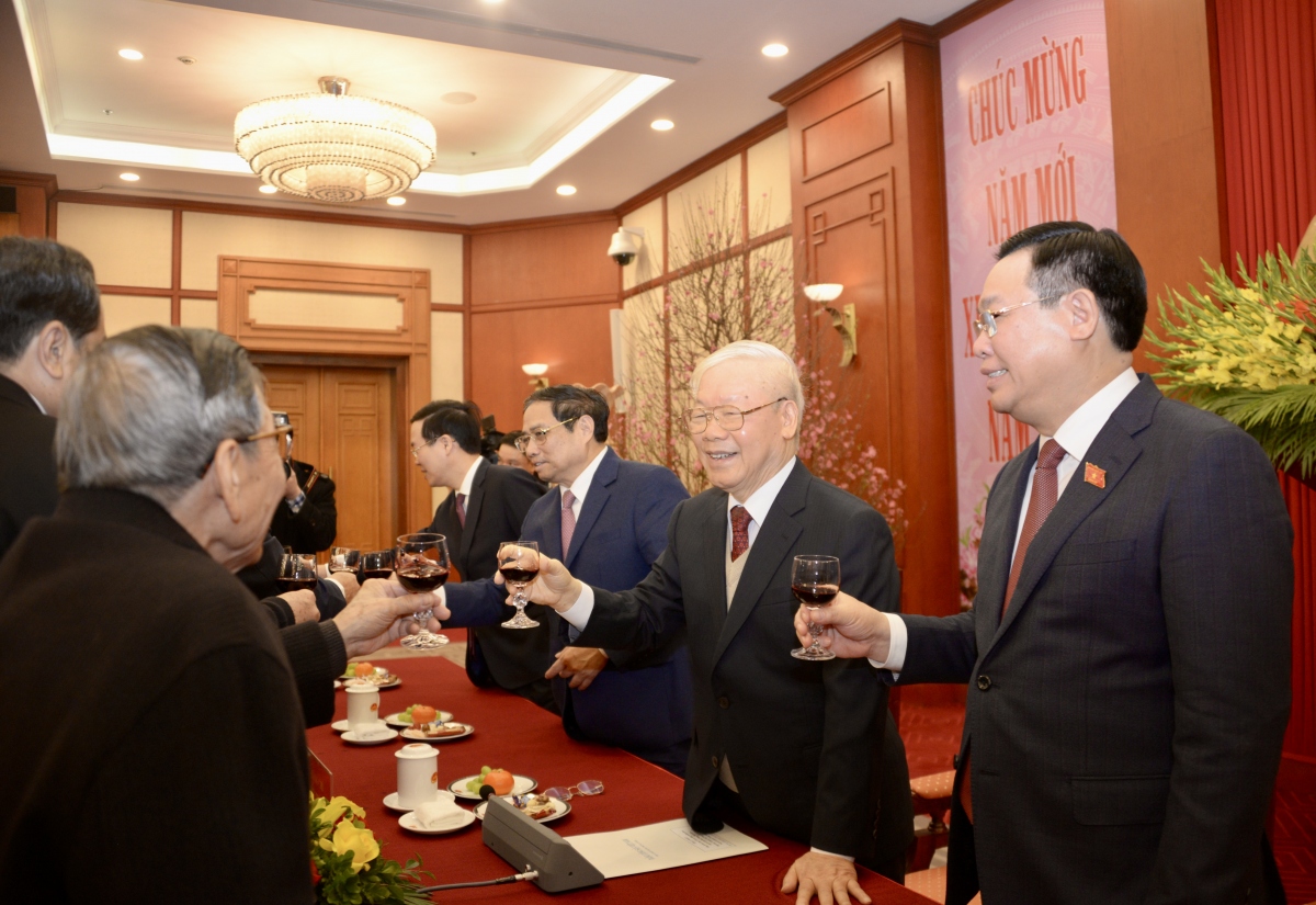 ທ່ານ​ເລ​ຂາ​ທິ​ການ​ໃຫຍ່ ຫງວຽນ​ຝູ​ຈ້ອງ ອວຍ​ພອນ​ປີ​ໃໝ່​ການ​ນຳ, ອ​ະ​ດີດ​ການ​ນຳ​ພັກ, ລັດ, ພໍ່​ແມ່​ປະ​ຊາ​ຊົນ, ນັກ​ຮົບ​ໃນ​ທົ່ວ​ປະ​ເທດ